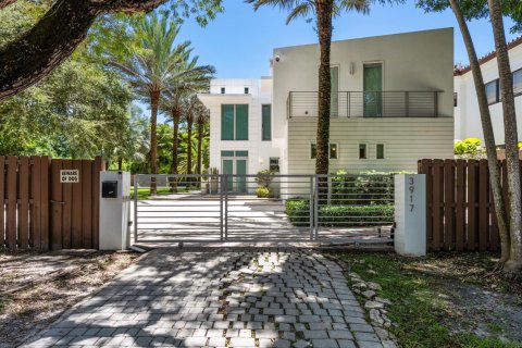House in Miami, Florida 6 bedrooms, 455.04 sq.m. № 2169527 - photo 3