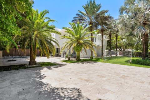 House in Miami, Florida 6 bedrooms, 455.04 sq.m. № 2169527 - photo 12