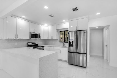 Villa ou maison à vendre à North Miami, Floride: 4 chambres, 127.18 m2 № 2048345 - photo 5