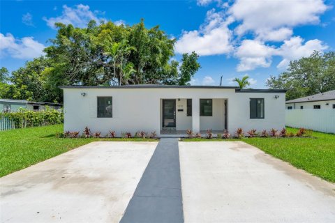 Villa ou maison à vendre à North Miami, Floride: 4 chambres, 127.18 m2 № 2048345 - photo 2