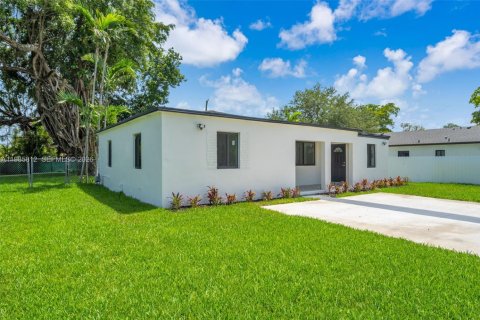 Villa ou maison à North Miami, Floride 4 chambres, 127.18 m2 № 2048345
