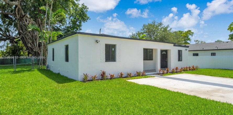 Villa ou maison à North Miami, Floride 4 chambres, 127.18 m2 № 2048345