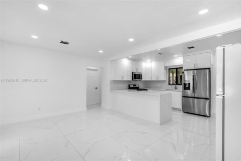 Villa ou maison à vendre à North Miami, Floride: 4 chambres, 127.18 m2 № 2048345 - photo 4