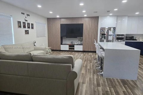 Villa ou maison à louer à Miami, Floride: 4 chambres, 120.77 m2 № 1986522 - photo 3