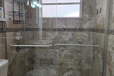 Villa ou maison à louer à Miami, Floride: 4 chambres, 120.77 m2 № 1986522 - photo 9