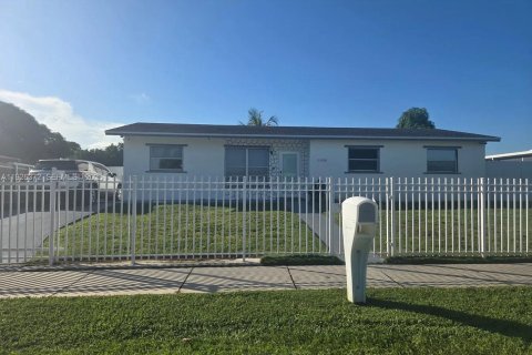 Villa ou maison à louer à Miami, Floride: 4 chambres, 120.77 m2 № 1986522 - photo 1