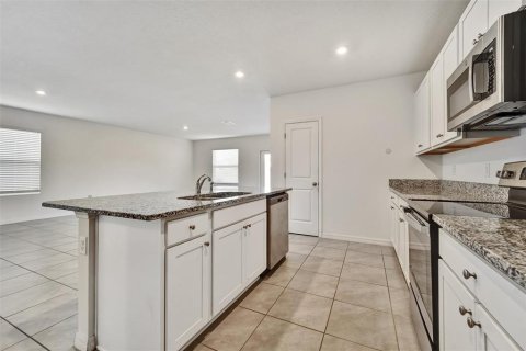 Casa en venta en Zephyrhills, Florida, 4 dormitorios, 172.98 m2 № 2209024 - foto 5