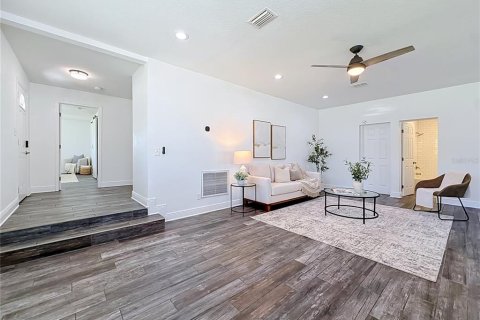 Casa en venta en Saint Petersburg, Florida, 3 dormitorios, 172.71 m2 № 2421674 - foto 3