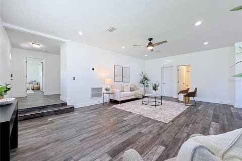 Casa en venta en Saint Petersburg, Florida, 3 dormitorios, 172.71 m2 № 2421674 - foto 5