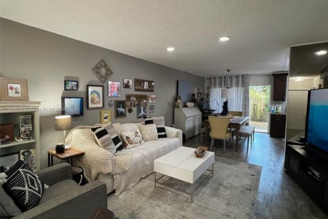 Touwnhouse à louer à Miami, Floride: 2 chambres, 125.05 m2 № 1985739 - photo 1