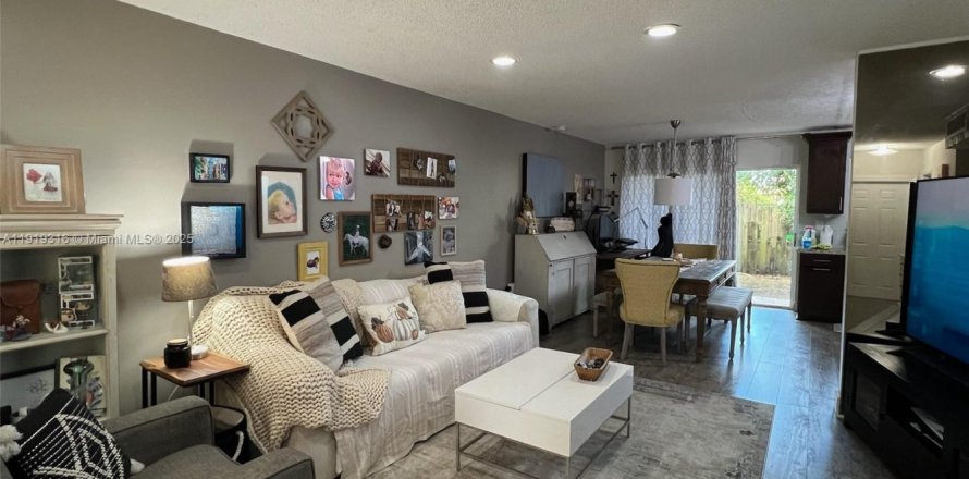 Touwnhouse à Miami, Floride 2 chambres, 125.05 m2 № 1985739