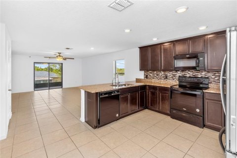 Villa ou maison à vendre à Deltona, Floride: 4 chambres, 174.19 m2 № 2408828 - photo 6