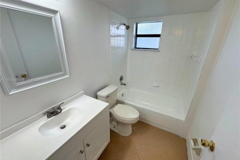 Снять в аренду виллу или дом в Корал-Спрингс, Флорида 3 спальни, 92.9м2, № 1947692 - фото 8