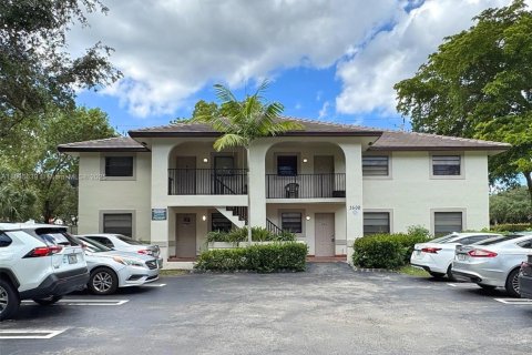 Снять в аренду виллу или дом в Корал-Спрингс, Флорида 3 спальни, 92.9м2, № 1947692 - фото 1
