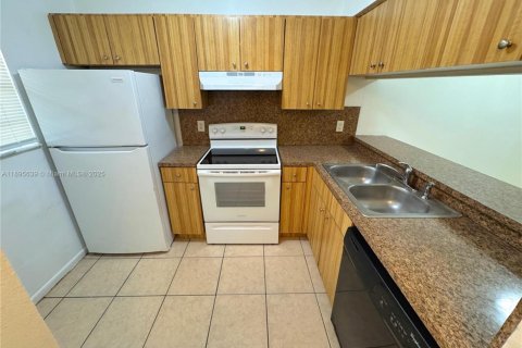 Снять в аренду виллу или дом в Корал-Спрингс, Флорида 3 спальни, 92.9м2, № 1947692 - фото 3