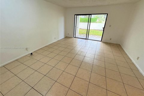 Снять в аренду виллу или дом в Корал-Спрингс, Флорида 3 спальни, 92.9м2, № 1947692 - фото 4