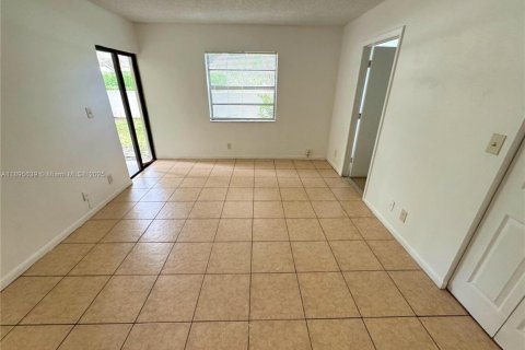 Снять в аренду виллу или дом в Корал-Спрингс, Флорида 3 спальни, 92.9м2, № 1947692 - фото 5