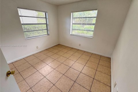Снять в аренду виллу или дом в Корал-Спрингс, Флорида 3 спальни, 92.9м2, № 1947692 - фото 6