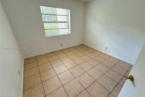 Снять в аренду виллу или дом в Корал-Спрингс, Флорида 3 спальни, 92.9м2, № 1947692 - фото 7