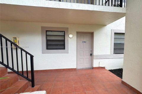 Снять в аренду виллу или дом в Корал-Спрингс, Флорида 3 спальни, 92.9м2, № 1947692 - фото 2