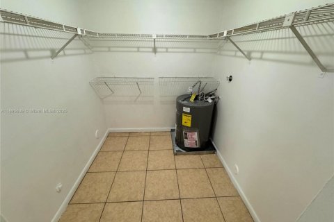 Снять в аренду виллу или дом в Корал-Спрингс, Флорида 3 спальни, 92.9м2, № 1947692 - фото 9