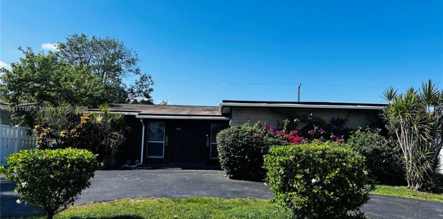 House in Sunrise, Florida 3 bedrooms, 162.58 sq.m. № 1755817