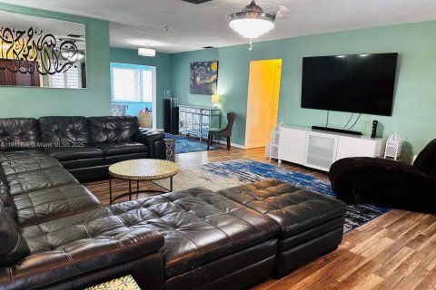 House in Sunrise, Florida 3 bedrooms, 162.58 sq.m. № 1755817 - photo 4