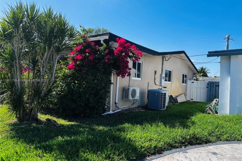 House in Sunrise, Florida 3 bedrooms, 162.58 sq.m. № 1755817 - photo 3