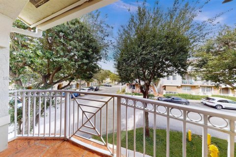 Condo in Miami, Florida, 3 bedrooms  № 2041001 - photo 11