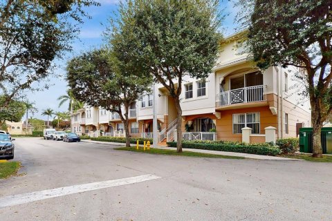 Condo in Miami, Florida, 3 bedrooms  № 2041001 - photo 2