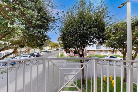 Condo in Miami, Florida, 3 bedrooms  № 2041001 - photo 9