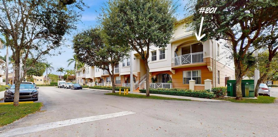 Condo in Miami, Florida, 3 bedrooms  № 2041001