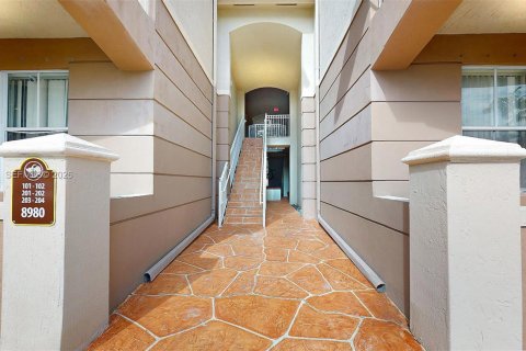 Condo in Miami, Florida, 3 bedrooms  № 2041001 - photo 5