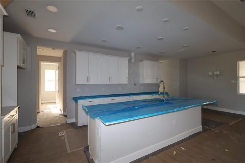 House in Apopka, Florida 5 bedrooms, 370.12 sq.m. № 2092598 - photo 4