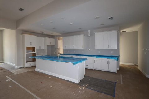 House in Apopka, Florida 5 bedrooms, 370.12 sq.m. № 2092598 - photo 3