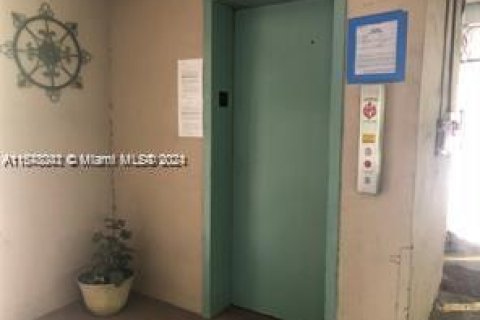 Condo in North Miami, Florida, 1 bedroom  № 1959660 - photo 4