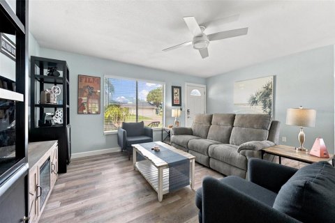 House in North Port, Florida 3 bedrooms, 122.63 sq.m. № 2393478 - photo 7