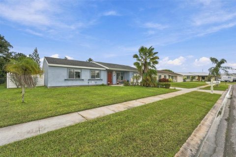 House in North Port, Florida 3 bedrooms, 122.63 sq.m. № 2393478 - photo 4