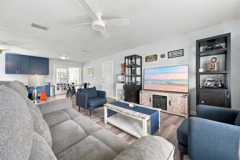 House in North Port, Florida 3 bedrooms, 122.63 sq.m. № 2393478 - photo 8