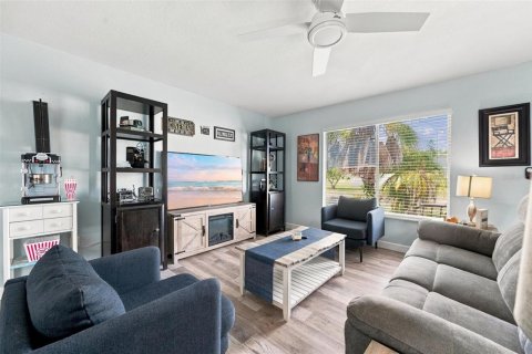 House in North Port, Florida 3 bedrooms, 122.63 sq.m. № 2393478 - photo 6
