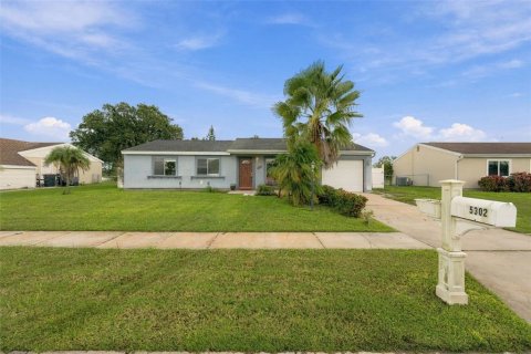 House in North Port, Florida 3 bedrooms, 122.63 sq.m. № 2393478 - photo 2