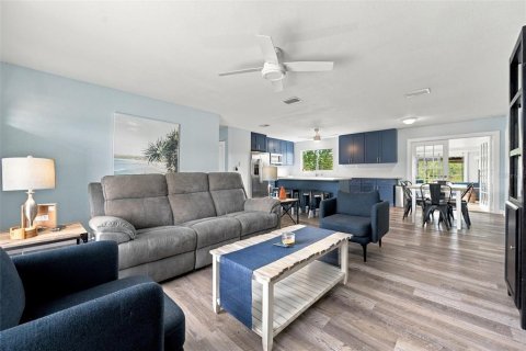 House in North Port, Florida 3 bedrooms, 122.63 sq.m. № 2393478 - photo 9