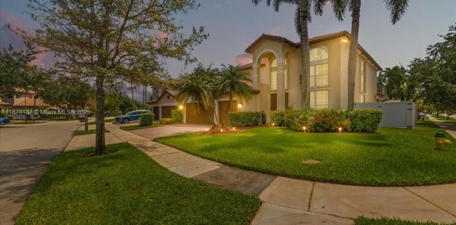 Villa ou maison à Miramar, Floride 4 chambres, 332.5 m2 № 1941958