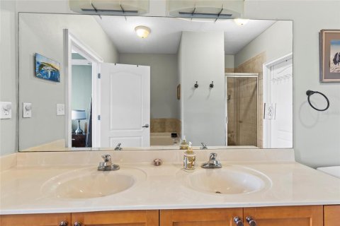 Townhouse in Apollo Beach, Florida 4 bedrooms, 275.73 sq.m. № 2316493 - photo 17