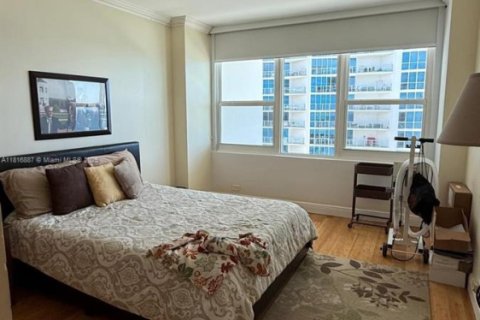 Condo in Hollywood, Florida, 2 bedrooms  № 1944967 - photo 9