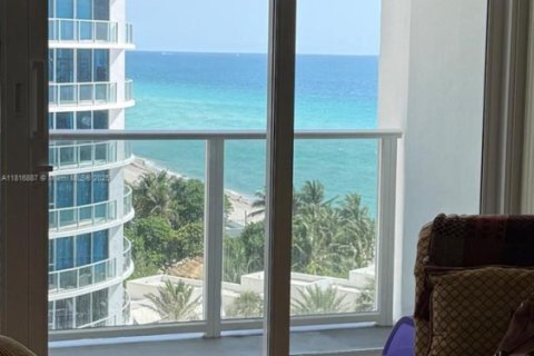 Condo in Hollywood, Florida, 2 bedrooms  № 1944967 - photo 6