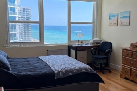 Condo in Hollywood, Florida, 2 bedrooms  № 1944967 - photo 18