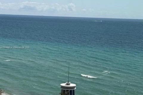 Condo in Hollywood, Florida, 2 bedrooms  № 1944967 - photo 1