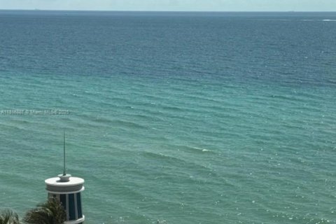 Condo in Hollywood, Florida, 2 bedrooms  № 1944967 - photo 7