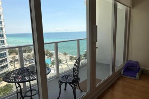 Condo in Hollywood, Florida, 2 bedrooms  № 1944967 - photo 2
